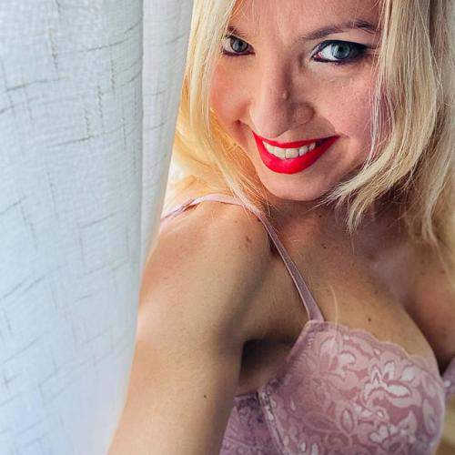 Oon melko lyhyehkö, pitkätukkainen heh