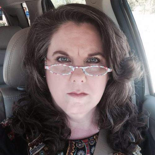 Oon iloinen, ystävällinen ja mukavan oloinen nainen